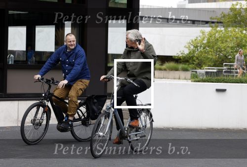Hilversum 29 augustus 2023
Presentatie nieuwe tv seizoen NPO bij studio 21 op het mediapark. Felix Meurders op de fiets