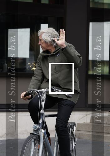 Hilversum 29 augustus 2023
Presentatie nieuwe tv seizoen NPO bij studio 21 op het mediapark. Felix Meurders op de fiets