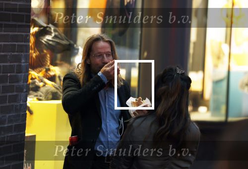 Amsterdam 25 september 2023
Premiere Kane in Tuschinski. Giel Beelen eet nog snel ebven een broodje hamburger voordat hij de rode loper op gaat