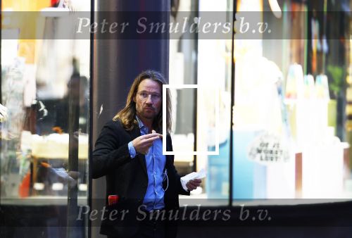 Amsterdam 25 september 2023
Premiere Kane in Tuschinski. Giel Beelen eet nog snel ebven een broodje hamburger voordat hij de rode loper op gaat