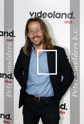 Amsterdam 25 september 2023
Premiere Kane in Tuschinski. Giel Beelen eet nog snel ebven een broodje hamburger voordat hij de rode loper op gaat