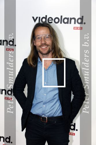 Amsterdam 25 september 2023
Premiere Kane in Tuschinski. Giel Beelen eet nog snel ebven een broodje hamburger voordat hij de rode loper op gaat