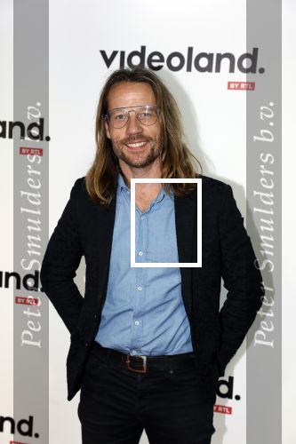 Amsterdam 25 september 2023
Premiere Kane in Tuschinski. Giel Beelen eet nog snel ebven een broodje hamburger voordat hij de rode loper op gaat
