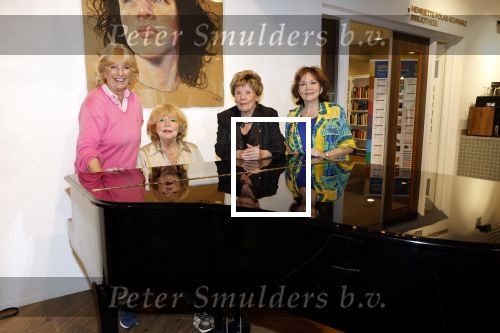 Laren 21 september 2023
Greetje Kauffeld , Tineke de Nooij , Ciska Peters en Therese Steinmetz wonen alle 4 in het Rosa Spier Huis .