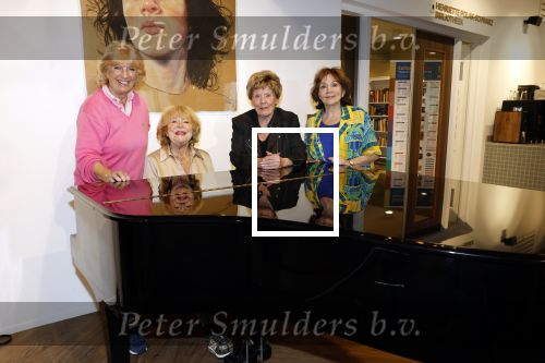 Laren 21 september 2023
Greetje Kauffeld , Tineke de Nooij , Ciska Peters en Therese Steinmetz wonen alle 4 in het Rosa Spier Huis .