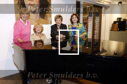 Laren 21 september 2023
Greetje Kauffeld , Tineke de Nooij , Ciska Peters en Therese Steinmetz wonen alle 4 in het Rosa Spier Huis .