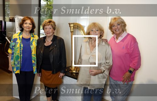 Laren 21 september 2023
Greetje Kauffeld , Tineke de Nooij , Ciska Peters en Therese Steinmetz wonen alle 4 in het Rosa Spier Huis .