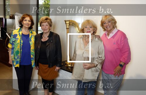Laren 21 september 2023
Greetje Kauffeld , Tineke de Nooij , Ciska Peters en Therese Steinmetz wonen alle 4 in het Rosa Spier Huis .