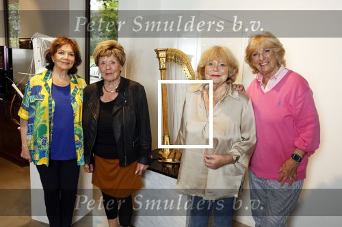 Laren 21 september 2023
Greetje Kauffeld , Tineke de Nooij , Ciska Peters en Therese Steinmetz wonen alle 4 in het Rosa Spier Huis .