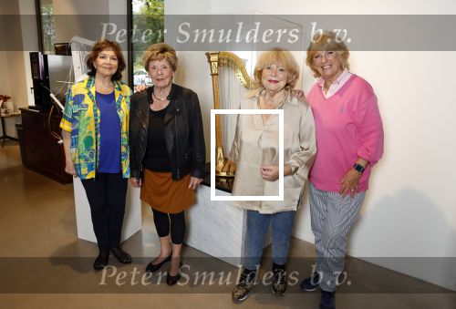 Laren 21 september 2023
Greetje Kauffeld , Tineke de Nooij , Ciska Peters en Therese Steinmetz wonen alle 4 in het Rosa Spier Huis .