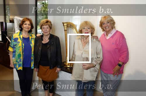 Laren 21 september 2023
Greetje Kauffeld , Tineke de Nooij , Ciska Peters en Therese Steinmetz wonen alle 4 in het Rosa Spier Huis .