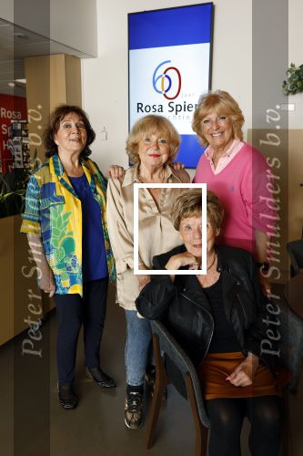 Laren 21 september 2023
Greetje Kauffeld , Tineke de Nooij , Ciska Peters en Therese Steinmetz wonen alle 4 in het Rosa Spier Huis .