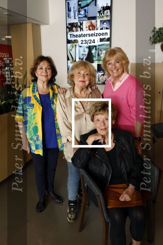 Laren 21 september 2023
Greetje Kauffeld , Tineke de Nooij , Ciska Peters en Therese Steinmetz wonen alle 4 in het Rosa Spier Huis .