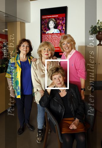 Laren 21 september 2023
Greetje Kauffeld , Tineke de Nooij , Ciska Peters en Therese Steinmetz wonen alle 4 in het Rosa Spier Huis .