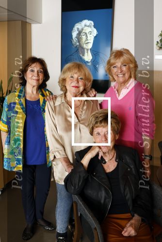 Laren 21 september 2023
Greetje Kauffeld , Tineke de Nooij , Ciska Peters en Therese Steinmetz wonen alle 4 in het Rosa Spier Huis .