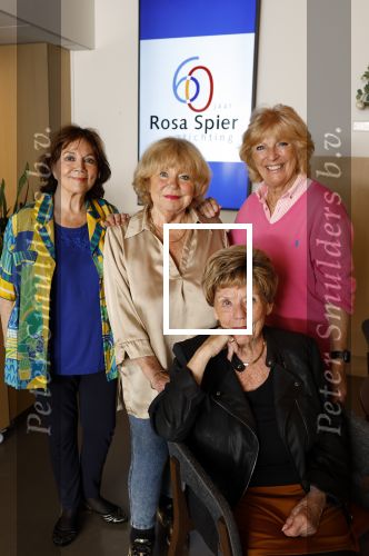 Laren 21 september 2023
Greetje Kauffeld , Tineke de Nooij , Ciska Peters en Therese Steinmetz wonen alle 4 in het Rosa Spier Huis .
