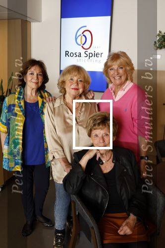 Laren 21 september 2023
Greetje Kauffeld , Tineke de Nooij , Ciska Peters en Therese Steinmetz wonen alle 4 in het Rosa Spier Huis .