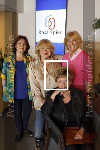 Laren 21 september 2023
Greetje Kauffeld , Tineke de Nooij , Ciska Peters en Therese Steinmetz wonen alle 4 in het Rosa Spier Huis .