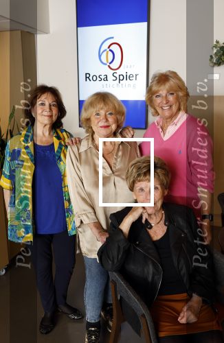 Laren 21 september 2023
Greetje Kauffeld , Tineke de Nooij , Ciska Peters en Therese Steinmetz wonen alle 4 in het Rosa Spier Huis .