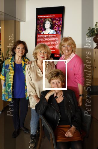 Laren 21 september 2023
Greetje Kauffeld , Tineke de Nooij , Ciska Peters en Therese Steinmetz wonen alle 4 in het Rosa Spier Huis .