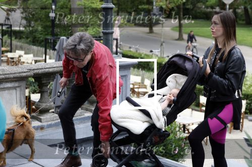 Amsterdam  1 september 2023
Aftrap van Stoptober bij VondelCS in het vondelpark.
Dit Jaar zijn Maxime Meiland Sergio Vyent en Herman Brusselmans de deelnemers . Herman Brusselmans met vriendin en zoontje