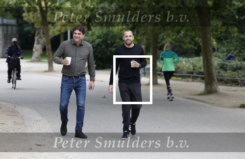 Amsterdam 1 september 2023
Johnny Heitinga met goede vriend Ralph Manheim met kopje koffie in het vondelpark.