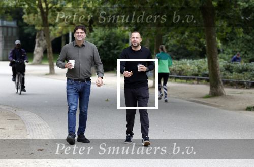 Amsterdam 1 september 2023
Johnny Heitinga met goede vriend Ralph Manheim met kopje koffie in het vondelpark.
