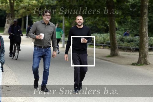 Amsterdam 1 september 2023
Johnny Heitinga met goede vriend Ralph Manheim met kopje koffie in het vondelpark.