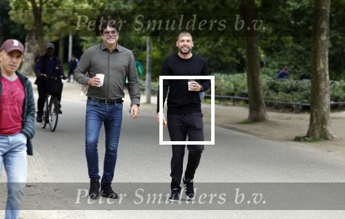 Amsterdam 1 september 2023
Johnny Heitinga met goede vriend Ralph Manheim met kopje koffie in het vondelpark.