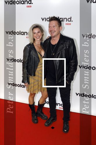 Amsterdam 25 september 2023
Premiere Kane in Tuschinski. Johnny de Mol en zijn  vrouw Anouk de Mol