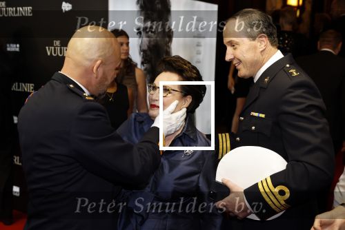 Amsterdam 11 september 2023
Premiere de Vuurlinie in Thuschinski Amsterdam . Marco Kroon kwam met zijn vrouw . Marco met zijn advocaat Geert Jan Knoops en zijn vrouw  Carly Knoops