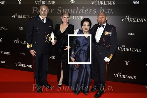 Amsterdam 11 september 2023
Premiere de Vuurlinie in Thuschinski Amsterdam . Marco Kroon kwam met zijn vrouw . Marco met zijn advocaat Geert Jan Knoops en zijn vrouw  Carly Knoops