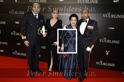 Amsterdam 11 september 2023
Premiere de Vuurlinie in Thuschinski Amsterdam . Marco Kroon kwam met zijn vrouw . Marco met zijn advocaat Geert Jan Knoops en zijn vrouw  Carly Knoops