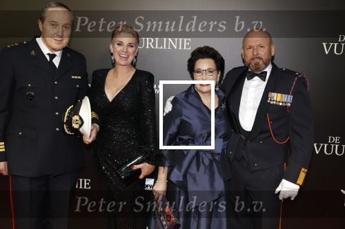 Amsterdam 11 september 2023
Premiere de Vuurlinie in Thuschinski Amsterdam . Marco Kroon kwam met zijn vrouw . Marco met zijn advocaat Geert Jan Knoops en zijn vrouw  Carly Knoops