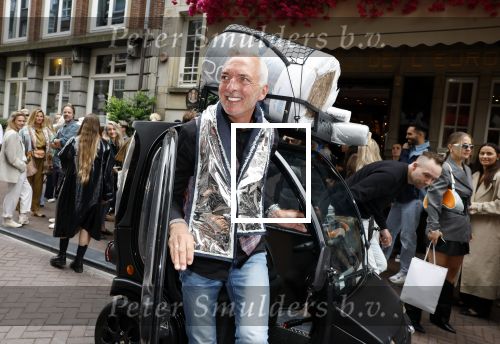 Amsterdam 1 september 2023
Modeshow in Hotel l Europe tijdens Amsterdam fashion week.
Martien Meiland met een sjaal van isolatie materiaal. Martien arriveert in een Biro.