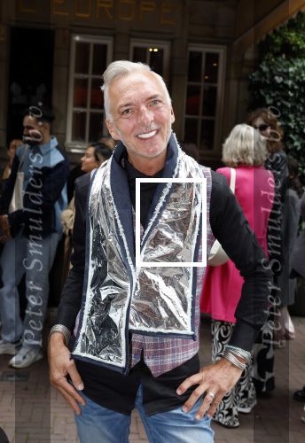 Amsterdam 1 september 2023
Modeshow in Hotel l Europe tijdens Amsterdam fashion week.
Martien Meiland met een sjaal van isolatie materiaal. Martien arriveert in een Biro.