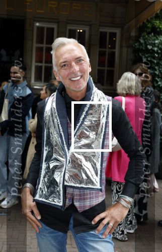 Amsterdam 1 september 2023
Modeshow in Hotel l Europe tijdens Amsterdam fashion week.
Martien Meiland met een sjaal van isolatie materiaal. Martien arriveert in een Biro.