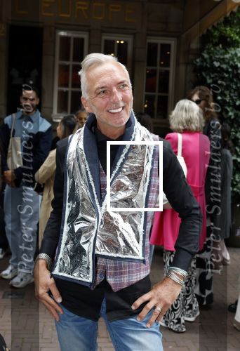Amsterdam 1 september 2023
Modeshow in Hotel l Europe tijdens Amsterdam fashion week.
Martien Meiland met een sjaal van isolatie materiaal. Martien arriveert in een Biro.