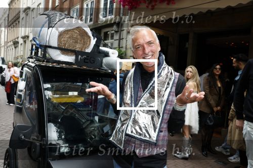 Amsterdam 1 september 2023
Modeshow in Hotel l Europe tijdens Amsterdam fashion week.
Martien Meiland met een sjaal van isolatie materiaal. Martien arriveert in een Biro.