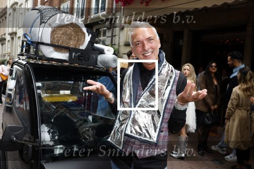 Amsterdam 1 september 2023
Modeshow in Hotel l Europe tijdens Amsterdam fashion week.
Martien Meiland met een sjaal van isolatie materiaal. Martien arriveert in een Biro.