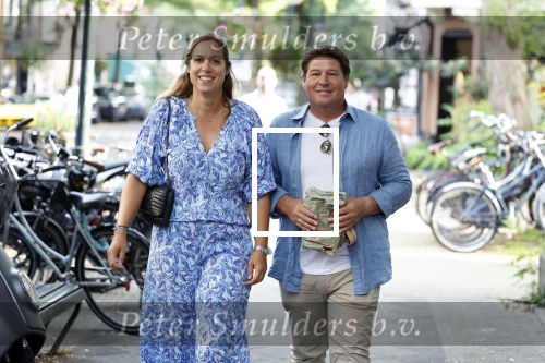 Amsterdam 11 september 2023
Martijn Krabbe met zijn vrouw Deborah Wietzes  in Amsterdam zuid
