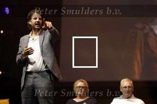 Barneveld 23 augustus 2023
Dorian Bindels en Soy Kroon gaan de mannelijke hoofdrollen spelen in 40-45 de Musical die door Studio 100 geproduceerd wordt . De vrouwelijke hoofdrollen worden vertolkt door Niniane Everaert en Gaia Aikman .De voorstelling gaat spelen in de midden Nederland hallen. Gert Verhulst is de bedenker. Renze Klamer presenteert het .