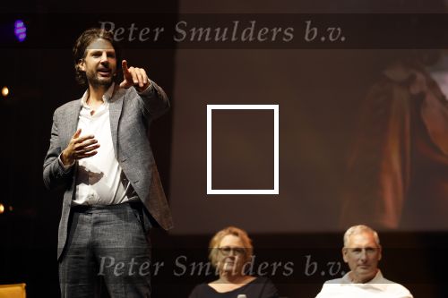 Barneveld 23 augustus 2023
Dorian Bindels en Soy Kroon gaan de mannelijke hoofdrollen spelen in 40-45 de Musical die door Studio 100 geproduceerd wordt . De vrouwelijke hoofdrollen worden vertolkt door Niniane Everaert en Gaia Aikman .De voorstelling gaat spelen in de midden Nederland hallen. Gert Verhulst is de bedenker. Renze Klamer presenteert het .
