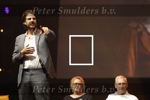 Barneveld 23 augustus 2023
Dorian Bindels en Soy Kroon gaan de mannelijke hoofdrollen spelen in 40-45 de Musical die door Studio 100 geproduceerd wordt . De vrouwelijke hoofdrollen worden vertolkt door Niniane Everaert en Gaia Aikman .De voorstelling gaat spelen in de midden Nederland hallen. Gert Verhulst is de bedenker. Renze Klamer presenteert het .