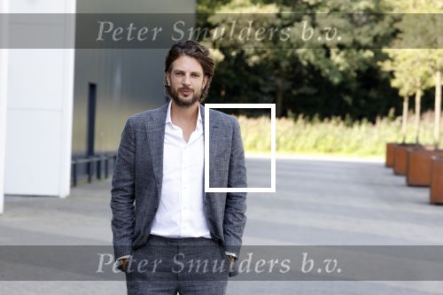 Barneveld 23 augustus 2023
Dorian Bindels en Soy Kroon gaan de mannelijke hoofdrollen spelen in 40-45 de Musical die door Studio 100 geproduceerd wordt . De vrouwelijke hoofdrollen worden vertolkt door Niniane Everaert en Gaia Aikman .De voorstelling gaat spelen in de midden Nederland hallen. Gert Verhulst is de bedenker. Renze Klamer presenteert het .