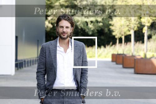 Barneveld 23 augustus 2023
Dorian Bindels en Soy Kroon gaan de mannelijke hoofdrollen spelen in 40-45 de Musical die door Studio 100 geproduceerd wordt . De vrouwelijke hoofdrollen worden vertolkt door Niniane Everaert en Gaia Aikman .De voorstelling gaat spelen in de midden Nederland hallen. Gert Verhulst is de bedenker. Renze Klamer presenteert het .