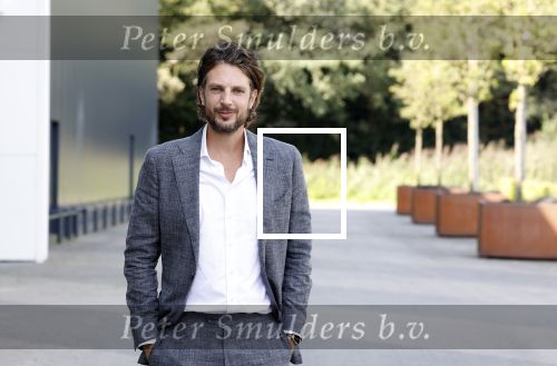 Barneveld 23 augustus 2023
Dorian Bindels en Soy Kroon gaan de mannelijke hoofdrollen spelen in 40-45 de Musical die door Studio 100 geproduceerd wordt . De vrouwelijke hoofdrollen worden vertolkt door Niniane Everaert en Gaia Aikman .De voorstelling gaat spelen in de midden Nederland hallen. Gert Verhulst is de bedenker. Renze Klamer presenteert het .
