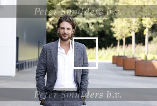 Barneveld 23 augustus 2023
Dorian Bindels en Soy Kroon gaan de mannelijke hoofdrollen spelen in 40-45 de Musical die door Studio 100 geproduceerd wordt . De vrouwelijke hoofdrollen worden vertolkt door Niniane Everaert en Gaia Aikman .De voorstelling gaat spelen in de midden Nederland hallen. Gert Verhulst is de bedenker. Renze Klamer presenteert het .