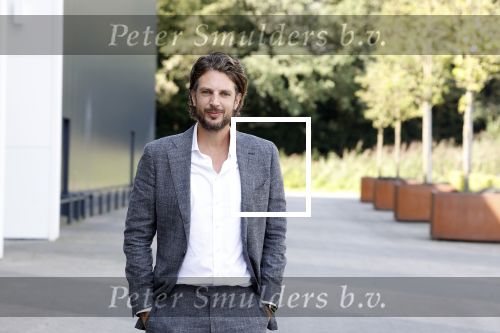 Barneveld 23 augustus 2023
Dorian Bindels en Soy Kroon gaan de mannelijke hoofdrollen spelen in 40-45 de Musical die door Studio 100 geproduceerd wordt . De vrouwelijke hoofdrollen worden vertolkt door Niniane Everaert en Gaia Aikman .De voorstelling gaat spelen in de midden Nederland hallen. Gert Verhulst is de bedenker. Renze Klamer presenteert het .