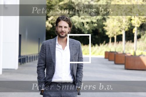Barneveld 23 augustus 2023
Dorian Bindels en Soy Kroon gaan de mannelijke hoofdrollen spelen in 40-45 de Musical die door Studio 100 geproduceerd wordt . De vrouwelijke hoofdrollen worden vertolkt door Niniane Everaert en Gaia Aikman .De voorstelling gaat spelen in de midden Nederland hallen. Gert Verhulst is de bedenker. Renze Klamer presenteert het .